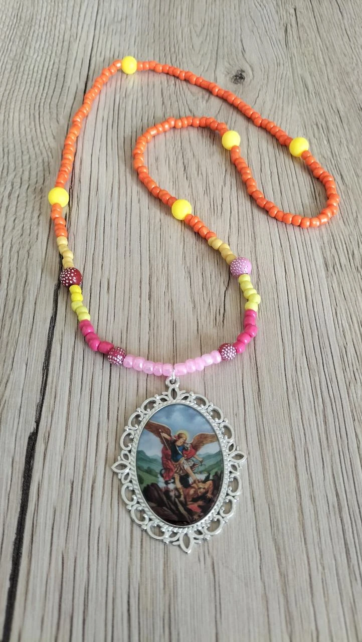 Collier à perles avec médaille vierge